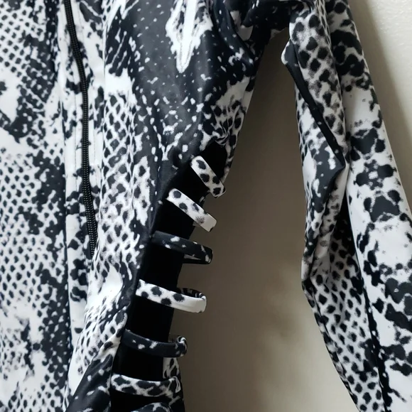 Women's Long Sleeve Snake Print Zipper Cut-Out Rash Guard Swimsuit. - Picture 7 of 11